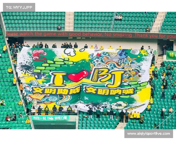 弗留利球场北看台，乌迪内斯球迷悬挂巨幅TIFO迎接榜首国米。